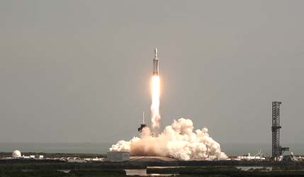 Ракета SpaceX Falcon Heavy злітає з супутником Viasat-3 F3